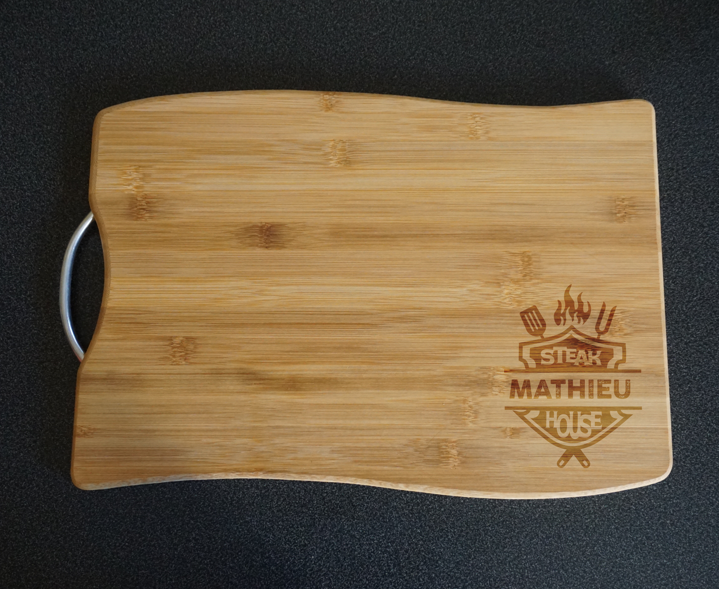 personnalisation gravure planche à découper en bois