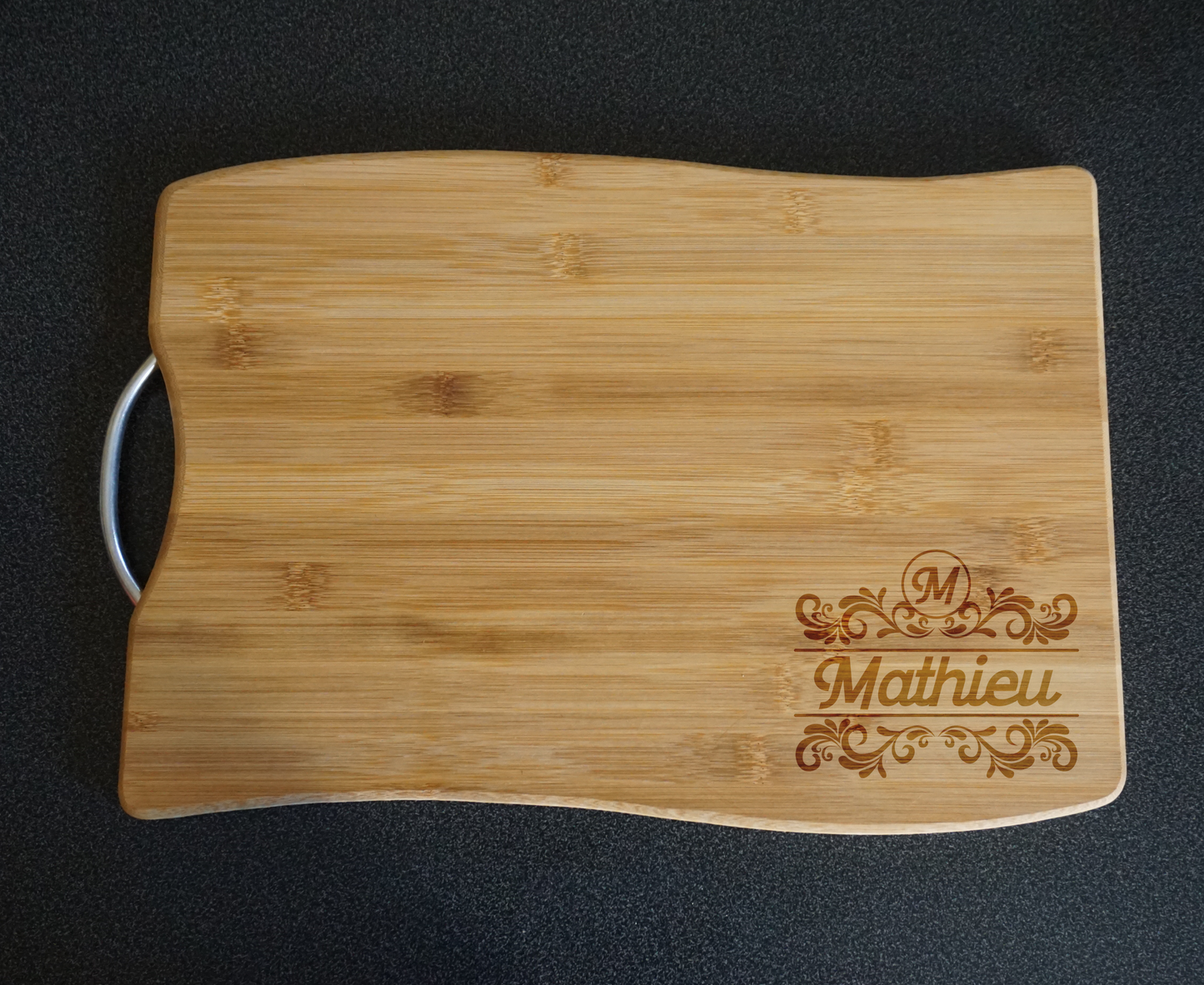 personnalisation gravure planche à découper en bois
