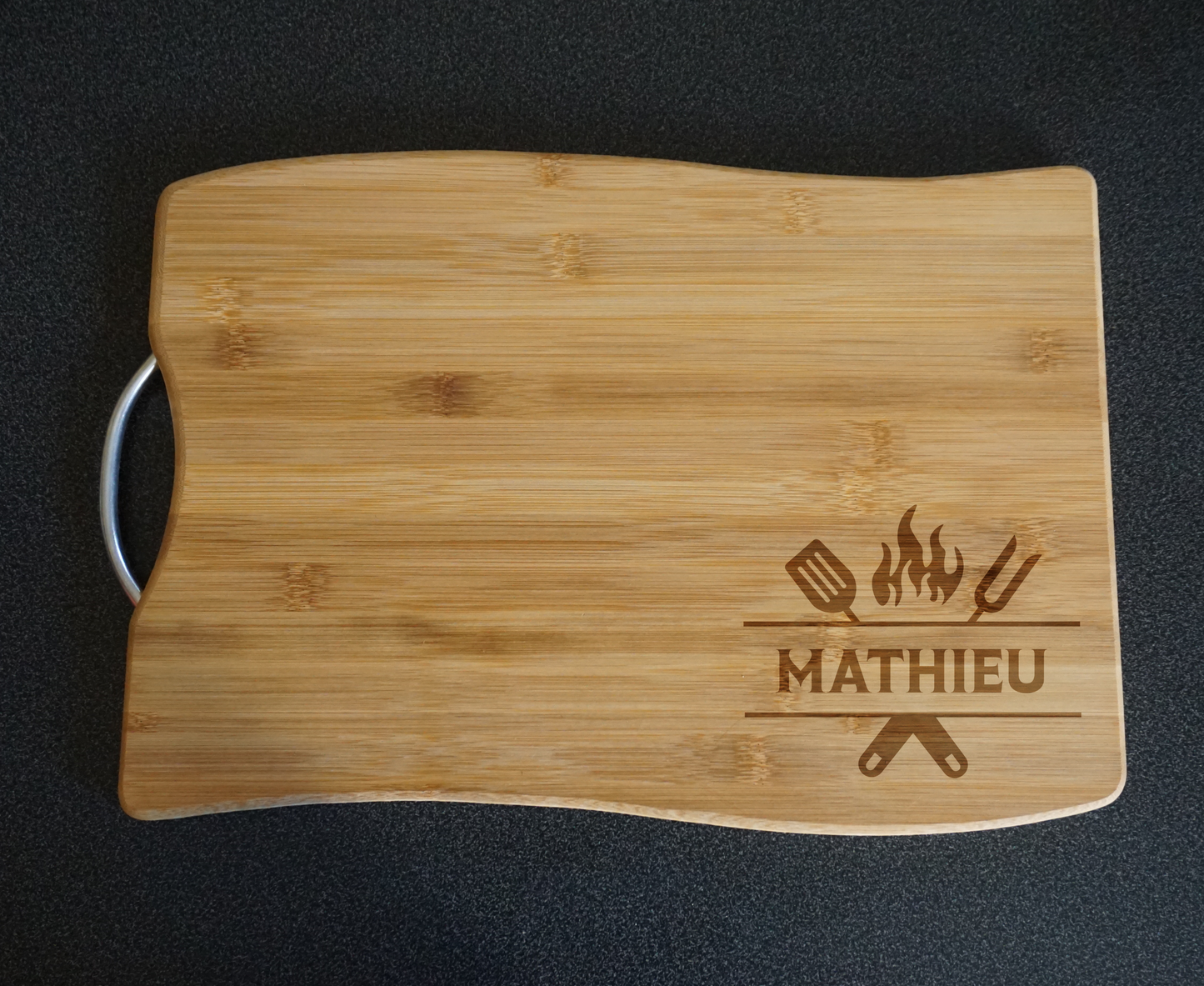 personnalisation gravure planche à découper en bois
