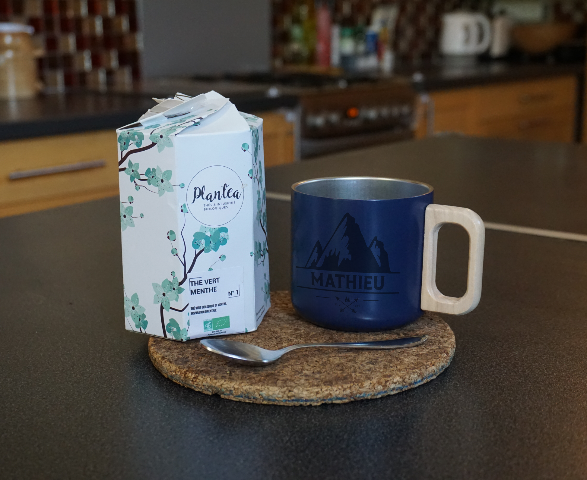 personnalisation gravure mug en acier inoxydable et anse en bois